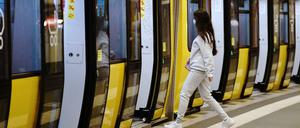 Eine Passantin mit Mund-Nasen-Bedeckung in der Berliner U-Bahn