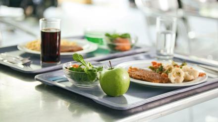 Greift der Kollege in der Kantine zu Schnitzel und Cola statt Apfel und Salat, greift der Nachahmungseffekt. Zumindest vor Pandemiezeiten konnte das zu Fehlernährung beitragen, zeigt jetzt eine Studie. 