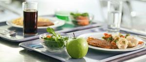Greift der Kollege in der Kantine zu Schnitzel und Cola statt Apfel und Salat, greift der Nachahmungseffekt. Zumindest vor Pandemiezeiten konnte das zu Fehlernährung beitragen, zeigt jetzt eine Studie. 