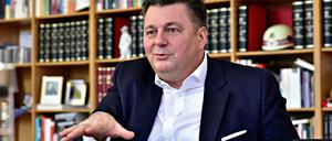 Geisel warnt vor Autonomen und Querdenkern. Berlins Innensenator sieht die Polizei am 1. Mai in einer komplizierten Lage. Inzwischen sind 22 Veranstaltungen angemeldet 