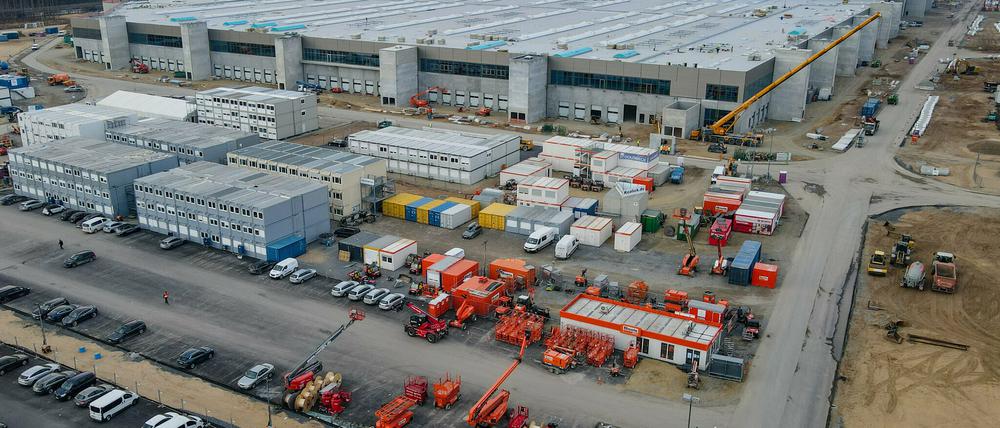 Fast fertig. Teslas Gigafactory in Grünheide. Doch es gibt Ärger. 
