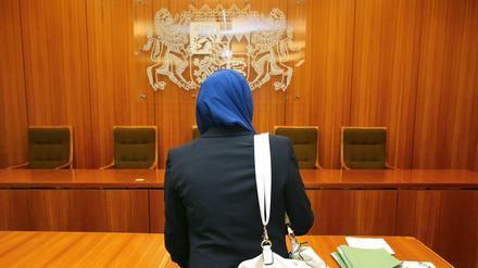 Klägerin mit Kopftuch vor dem Verwaltungsgericht in Augsburg (Archivbild von 2016) 