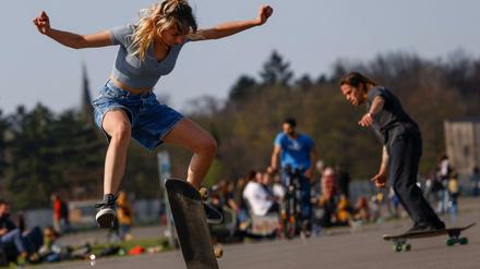 Typisch Tempelhofer Feld: Das ehemalige Flugfeld im Zentrum Berlins wird mittlerweile vor allem von jungen Leuten für Sport und Freizeit besucht.