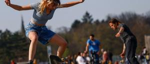 Typisch Tempelhofer Feld: Das ehemalige Flugfeld im Zentrum Berlins wird mittlerweile vor allem von jungen Leuten für Sport und Freizeit besucht.