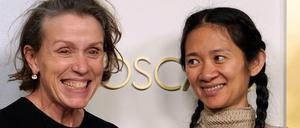 Produzentin und Hauptdarstellerin Frances McDormand und die Regisseurin Chloé Zhao, die mit "Nomadland" die wichtigsten Preise gewannen.
