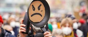 Sauer, aber nicht bedürftig? Demonstration am Herrmannplatz nach dem Urteil des Bundesverfassungsgerichts.