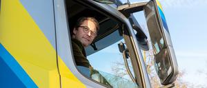 Verkehr ist, wenn's qualmt und stinkt, aber jetzt hat Andreas Scheuer Vorfahrt fürs Rad angekündigt (das Archivfoto zeigt ihn in einem Lkw mit Abbiegeassistent).
