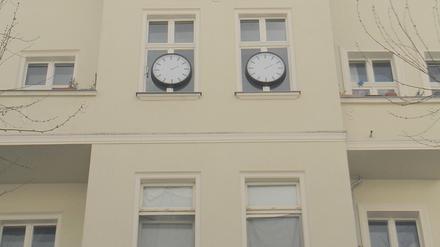 Aus der Distanz. Die Arbeit am Balkon des Berliner Künstlers David Rych hat keinen Titel, kündet im Jahr der Pandemie allerdings von der verlorenen Zeit und steht symbolhaft für den Abstand, den nun alle voneinander halten müssen.