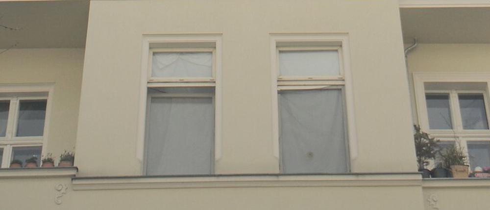 Aus der Distanz. Die Arbeit am Balkon des Berliner Künstlers David Rych hat keinen Titel, kündet im Jahr der Pandemie allerdings von der verlorenen Zeit und steht symbolhaft für den Abstand, den nun alle voneinander halten müssen.