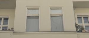 Aus der Distanz. Die Arbeit am Balkon des Berliner Künstlers David Rych hat keinen Titel, kündet im Jahr der Pandemie allerdings von der verlorenen Zeit und steht symbolhaft für den Abstand, den nun alle voneinander halten müssen.