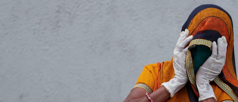  Eine Angehörige eines an Covid-19 gestorbenen Patienten schlägt vor einem staatlichen Corona-Krankenhaus die Hände vors Gesicht. Die Zahl der Corona-Fälle steigt in Indien schneller an als irgendwo sonst auf der Welt. 