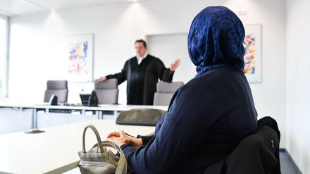 Kopftuch vor Gericht: Bürgerrechtler:innen kritisieren, dass das Kopftuchverbot weit über den öffentlichen Dienst hinaus wirkt - hier die Kundenberaterin eines Drogeriemarkts, die gegen das Verbot ihres Arbeitgebers vor Gericht zog. 