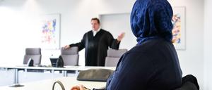 Kopftuch vor Gericht: Bürgerrechtler:innen kritisieren, dass das Kopftuchverbot weit über den öffentlichen Dienst hinaus wirkt - hier die Kundenberaterin eines Drogeriemarkts, die gegen das Verbot ihres Arbeitgebers vor Gericht zog. 