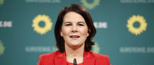 Wenn die Deutschen ihre Kanzlerin oder ihren Kanzler selbst wählen könnten, würden sich 32 Prozent für Grünen-Chefin Annalena Baerbock und 15 Prozent für den CDU-Vorsitzenden Armin Laschet entscheiden.