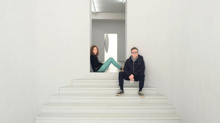 Treppauf. Heute leiten Marie-Blanche und Ulrich Gebauer gemeinsam die Galerie. Zum Gallery Weekend zeigen sie in ihren Räumen in der Markgrafenstraße 67 Tarik Kiswanson und Emily Wardill. Eröffnung ist am 30. April zwischen 11 und 19 Uhr. Die Ausstellung ist auch am Samstag und Sonntag zu sehen. Besuch nur nach Voranmeldung und mit einem negativen Corona-Test.