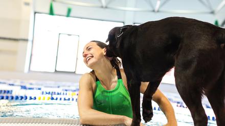 Schwimmerin Maike Naomi Schwarz mit ihrem Blindenführhund Jumper.