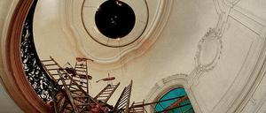 Himmelwärts. Rebecca Horns „Turm der Namenlosen“ (1994), hier installiert in einem Stiegenhaus am Wiener Naschmarkt, reflektiert die Ängste der Geflüchteten während des Balkankriegs.