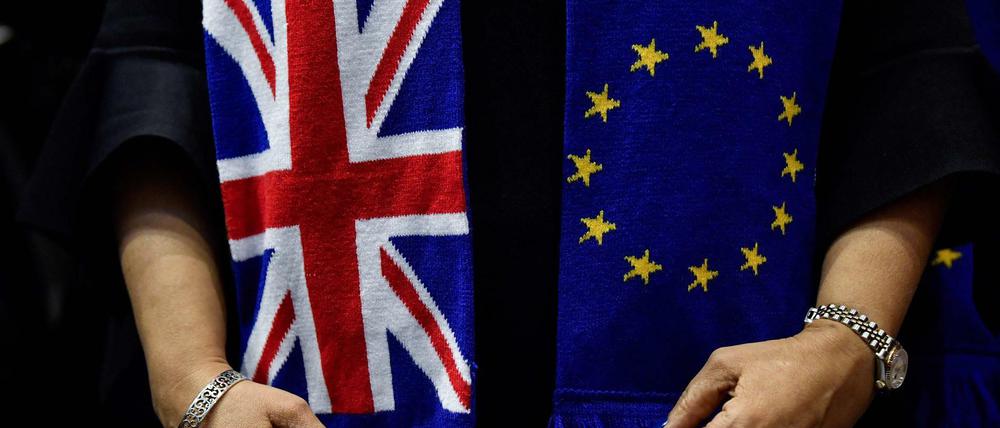 Ein Schal mit den Flaggen von Großbritannien und der EU (Archivbild)