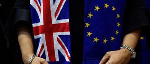 Ein Schal mit den Flaggen von Großbritannien und der EU (Archivbild) 