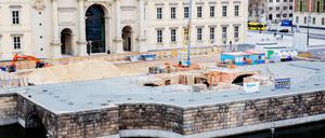 Die Baustelle des Freiheits- und Einheitsdenkmals, der sogenannten „Einheitswippe“, ist vor dem Berliner Schloss mit dem Humboldt Forum zu sehen.