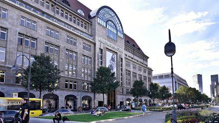Die Handelsgesellschaft des 1907 gegründeten Kaufhaus des Westens (KaDeWe) gehört der thailändischen Central Retail Corporation (CRC) und René Benkos Signa Gruppe. Die Immobilie gehört allein Signa-Gesellschaften.