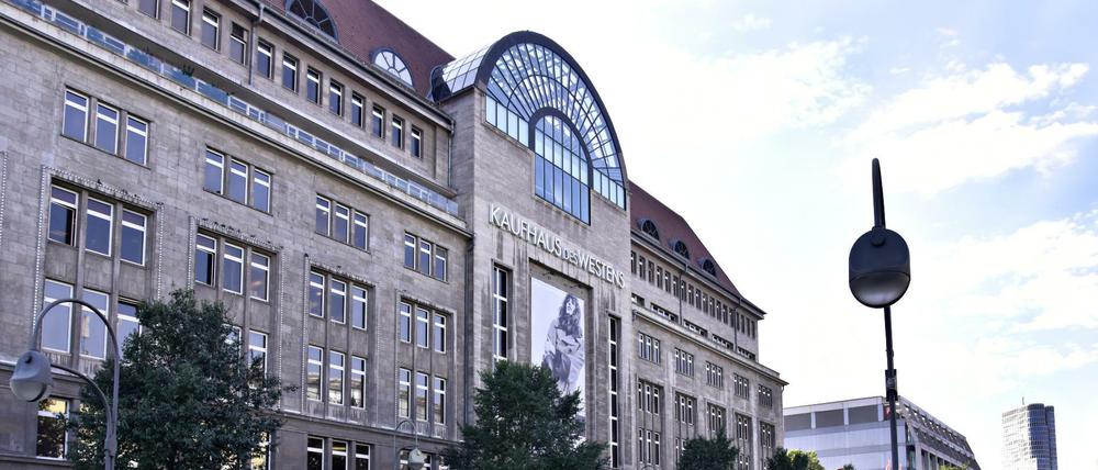 Die Handelsgesellschaft des 1907 gegründeten Kaufhaus des Westens (KaDeWe) gehört der thailändischen Central Retail Corporation (CRC) und René Benkos Signa Gruppe. Die Immobilie gehört allein Signa-Gesellschaften.