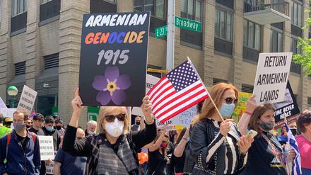 US-Präsident Biden hat trotz türkischer Warnungen den Völkermord an den Armeniern anerkannt - hier eine Demonstration in New York. 