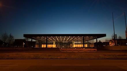 Nur Schweben ist schöner. Blick auf die neue Nationalgalerie an der Potsdamer Straße. Am 22. August soll die Wiedereröffnung sein. 