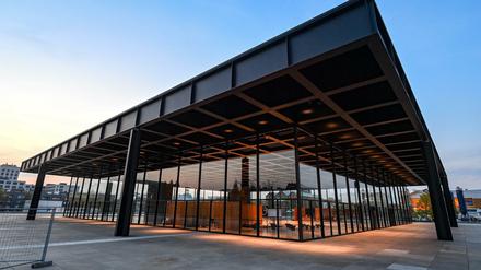 Die Neue Nationalgalerie am Kulturforum ist am Abend in der Dämmerung beleuchtet.