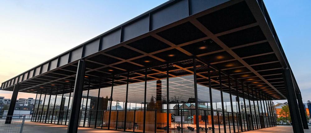 Die Neue Nationalgalerie am Kulturforum ist am Abend in der Dämmerung beleuchtet.