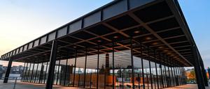 Die Neue Nationalgalerie am Kulturforum ist am Abend in der Dämmerung beleuchtet.
