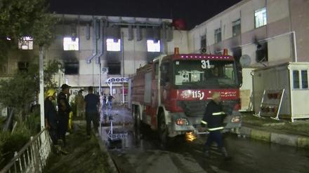 Rettungskräfte stehen vor dem Al-Khatib-Krankenhaus in Bagdad. 