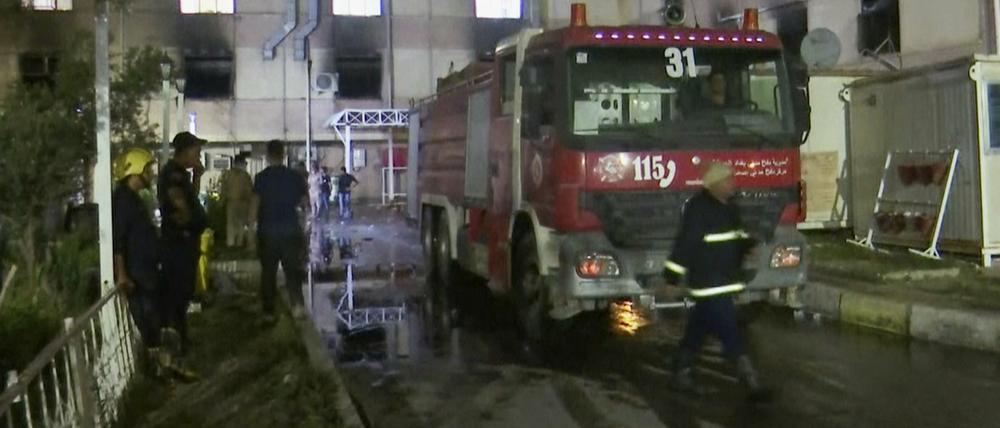 Rettungskräfte stehen vor dem Al-Khatib-Krankenhaus in Bagdad.