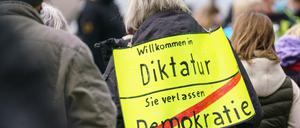 Viele Querdenker und Corona-Leugner stellen die Bundesrepublik als Diktatur dar. 