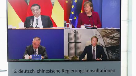 Diesmal nur via Bildschirm: Deutsch-chinesische Regierungskonsultationen - beginnend im Uhrzeigersinn links oben - mit Chinas Premier Li Keqiang, Bundeskanzlerin Angela Merkel, BMW-Chef Oliver Zipse und dem Chef von China Three Gorges Corporation Mingshan Lei. 