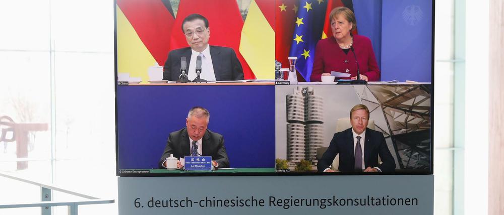 Diesmal nur via Bildschirm: Deutsch-chinesische Regierungskonsultationen - beginnend im Uhrzeigersinn links oben - mit Chinas Premier Li Keqiang, Bundeskanzlerin Angela Merkel, BMW-Chef Oliver Zipse und dem Chef von China Three Gorges Corporation Mingshan Lei.