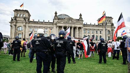 Teilnehmer einer Demonstration gegen die Corona-Maßnahmen mit Reichsflaggen vor dem Bundestag (Archivbild vom 29.8.2020) 