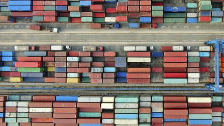 Containerhafen am Jangtse-Fluss in der ostchinesischen Provinz Jiangsu: Die chinesische Industrie hat mit einer schwachen Nachfrage zu kämpfen.