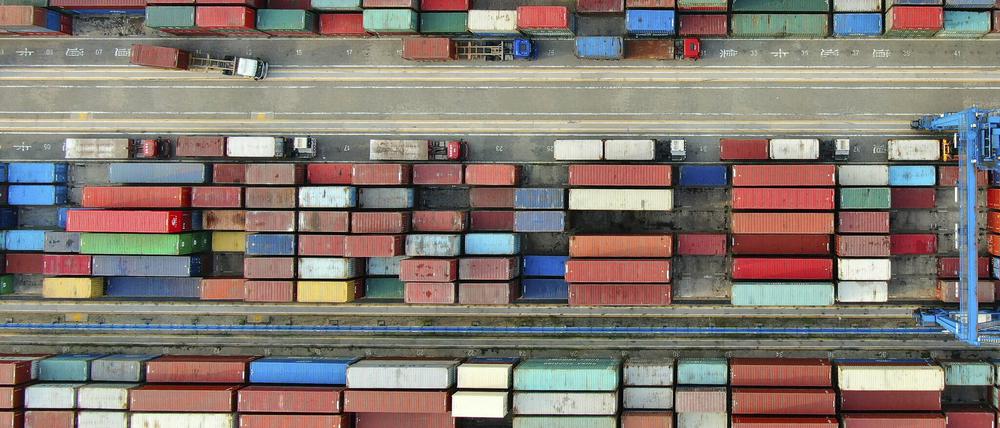 Containerhafen am Jangtse-Fluss in der ostchinesischen Provinz Jiangsu: Die chinesische Industrie hat mit einer schwachen Nachfrage zu kämpfen.