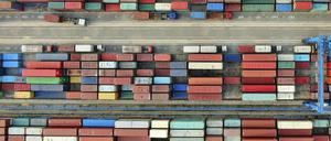 Containerhafen am Jangtse-Fluss in der ostchinesischen Provinz Jiangsu: Die chinesische Industrie hat mit einer schwachen Nachfrage zu kämpfen.