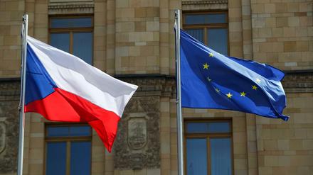 Die Flaggen von Tschechien und der EU wehen vor der tschechischen Botschaft in Moskau im Wind. 