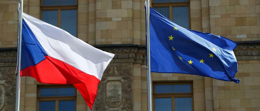 Die Flaggen von Tschechien und der EU wehen vor der tschechischen Botschaft in Moskau im Wind. 