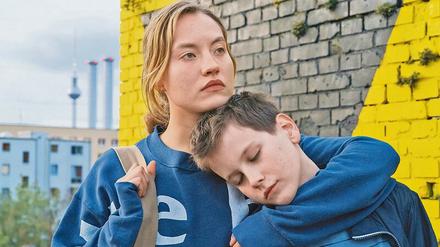 Rückhalt in prekärer Lage. Im Drama „Das Versprechen“ (ZDF, 20.15 Uhr) ist Bendix (Mika Tritto) von der depressiven Erkrankung seines Vaters überfordert. Jule (Ella Morgen) ist der erste Mensch, dem sich der Junge anvertraut. 