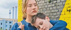 Rückhalt in prekärer Lage. Im Drama „Das Versprechen“ (ZDF, 20.15 Uhr) ist Bendix (Mika Tritto) von der depressiven Erkrankung seines Vaters überfordert. Jule (Ella Morgen) ist der erste Mensch, dem sich der Junge anvertraut. 