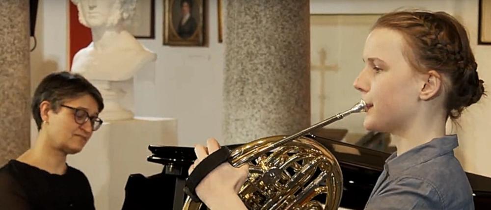 Von Büsten beobachtet: die Hornistin Marta Sedlacek