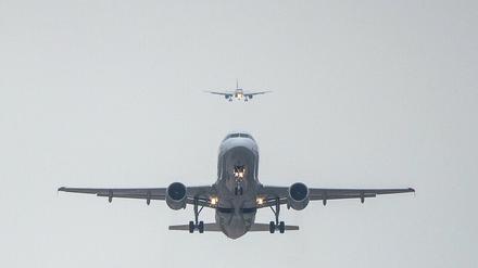 Das Geschäft rollt wieder an. An diesem Donnerstag legt die Lufthansa ihren ersten Zwischenbericht für das laufende Jahr vor. Das Unternehmen fordert derweil von der Politik, einen verlässlichen Fahrplan für das Hochfahren des Flugverkehrs vorlegen.