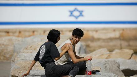 Israelis genießen ihre neuen Freiheiten wie hier am Strand.