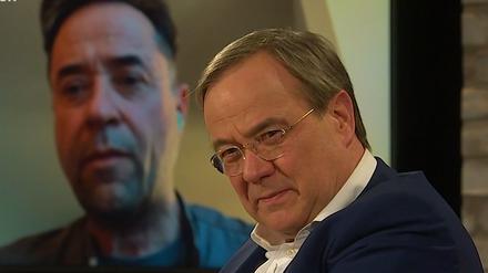 Unions-Kanzlerkandidat Armin Laschet und der zugeschaltete Schauspieler Jan Josef Liefers sprechen über die umstrittene Social-Media-Aktion #allesdichtmachen in der Talkshow "3 nach 9".