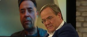 Unions-Kanzlerkandidat Armin Laschet und der zugeschaltete Schauspieler Jan Josef Liefers sprechen über die umstrittene Social-Media-Aktion #allesdichtmachen in der Talkshow "3 nach 9".