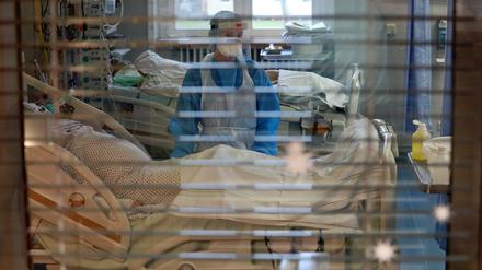 Pflegerin und Covid-Patienten auf einer Intensivstation in Rostock. 